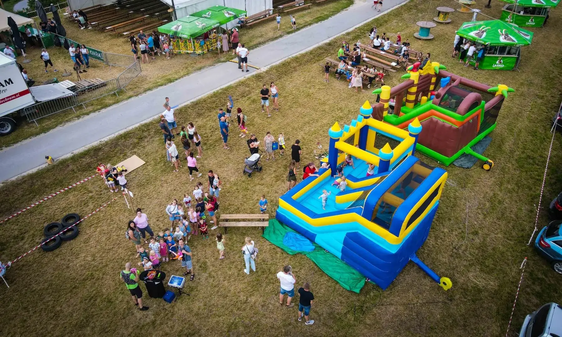 Event with balloon figures